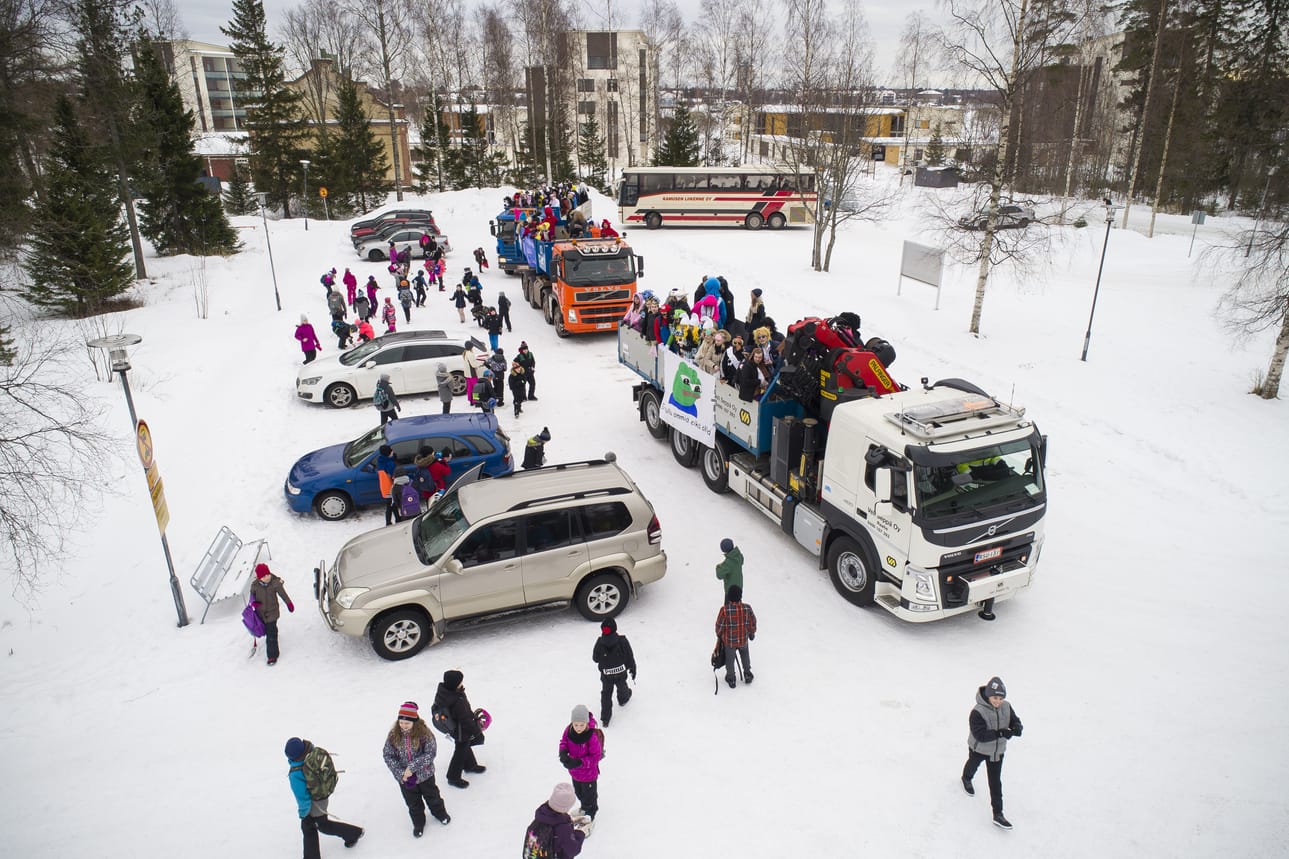 Perinteinen abiajelu pysähtyi Antinkankaan koulun parkkipaikalle.