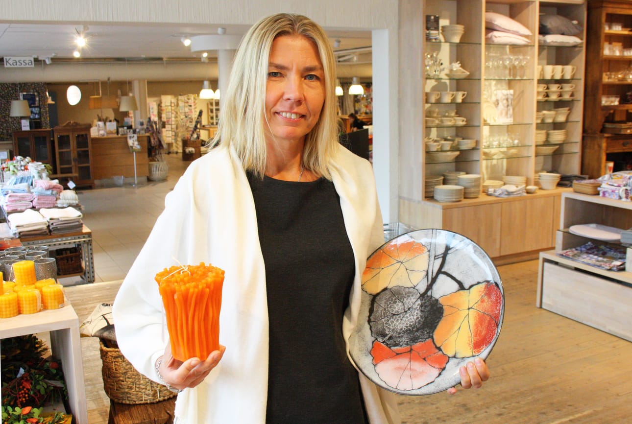 Pentik Oy:n tuore toimitusjohtaja Riikka Wulff kuvattuna Posion tehtaanmyymälässä. Wulff haluaisi lisätä yrityksen keramiikkatehtaan tuotantoa. Myös suuri osa myytävistä kynttilöistä tehdään Posiolla.