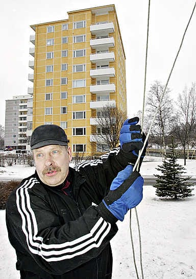 Talonmies Juha Määttä huolehtii muun muassa, että portaat ovat lakaistu ja piha on kunnossa. Toivoniementien talonmiesten aamuvuoro alkaa kuudelta aamulla talojen alaovien aukaisulla. Viimeisiin päivän töihin kuuluu ovien sulkeminen kello 21.