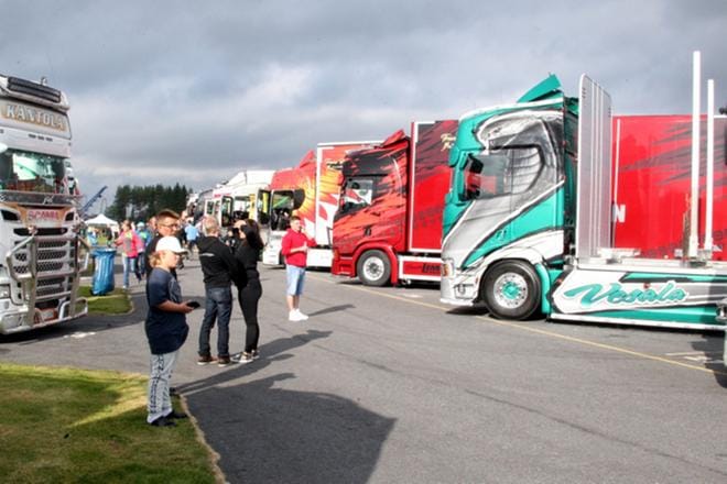Aamupäivän epävakainen sää ei pelästyttänyt Power Truck Meeting -tapahtuman yleisöä. Iltapäivän puolella oli tarjolla sateetonta keliä.