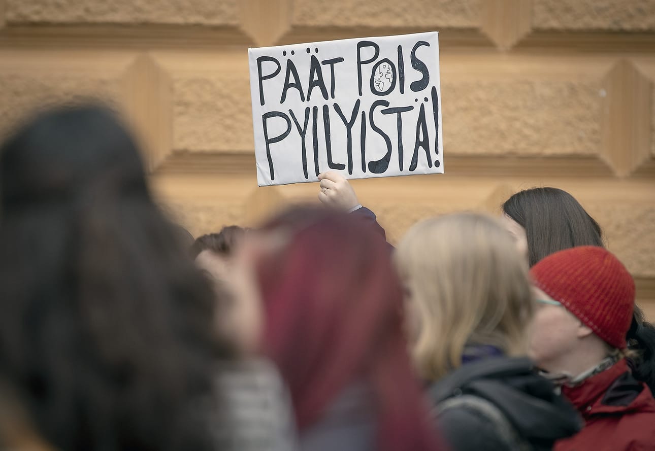 Ilmastolakkolaiset olivat varustautuneet monipuolisella iskulausekokoelmalla.
