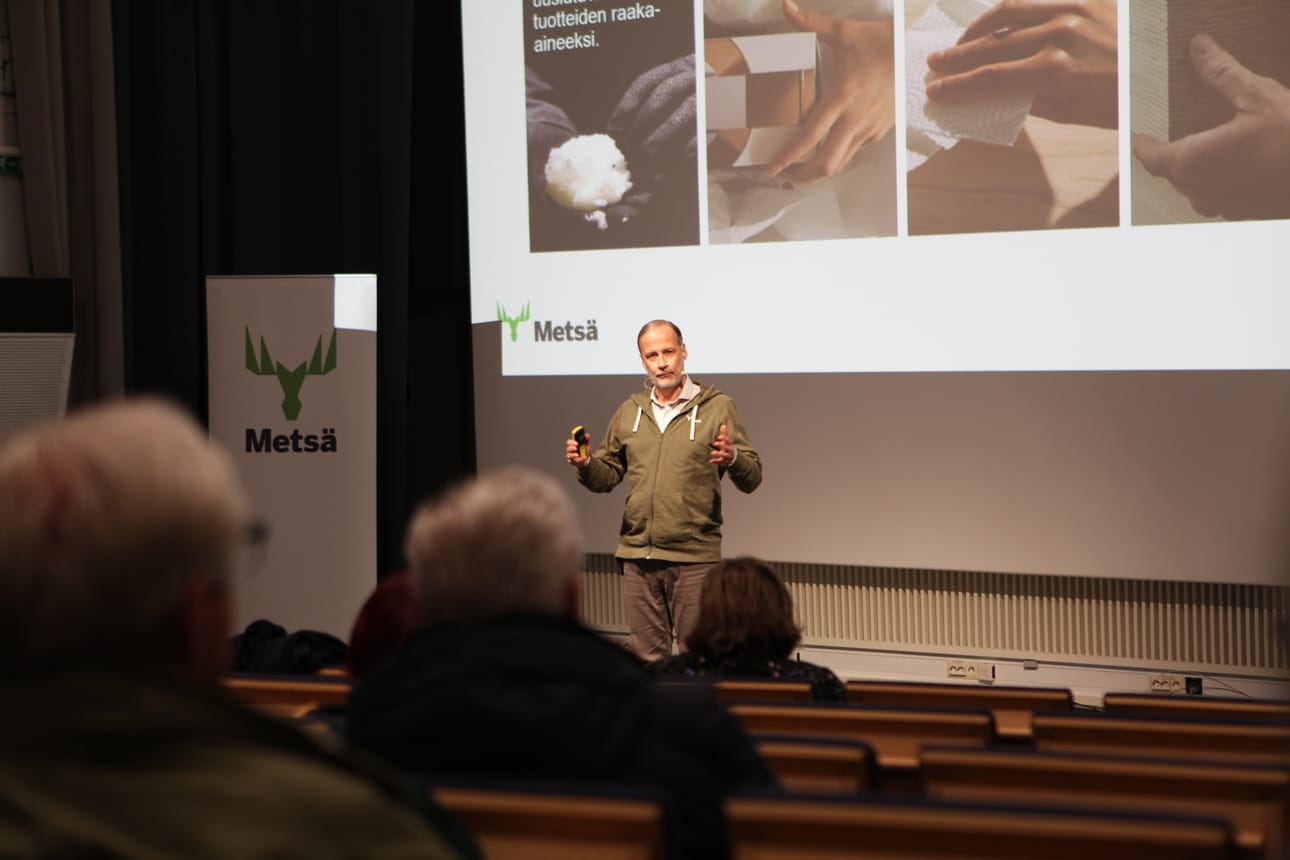 Metsä Springin toimitusjohtaja Niklas von Weymarinin mukaan etusijalla on nyt Kuura-tekstiilikuidun kehitystyö ja sen menestymisen varmistaminen maailman markkinoilla. Hän kävi kertomassa tehdashankkeesta yleisötilaisuudessa Kemissä viime tammikuussa.