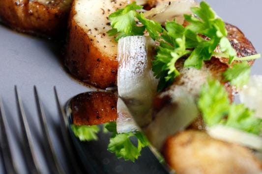 Herkkutattien jalkoja, ruskistettua voita, valkosipulia, parmesaania ja persiljaa. Yksinkertainen, mutta herkullinen alkupala vie kielen mennessään. KUVA: Harri Kuittinen