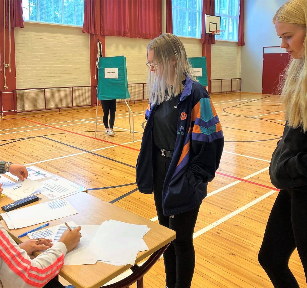 Ronja Saarinen (vas.) ja Jenna Ojanperä antoivat varjovaaleissa äänensä viime perjantaina.