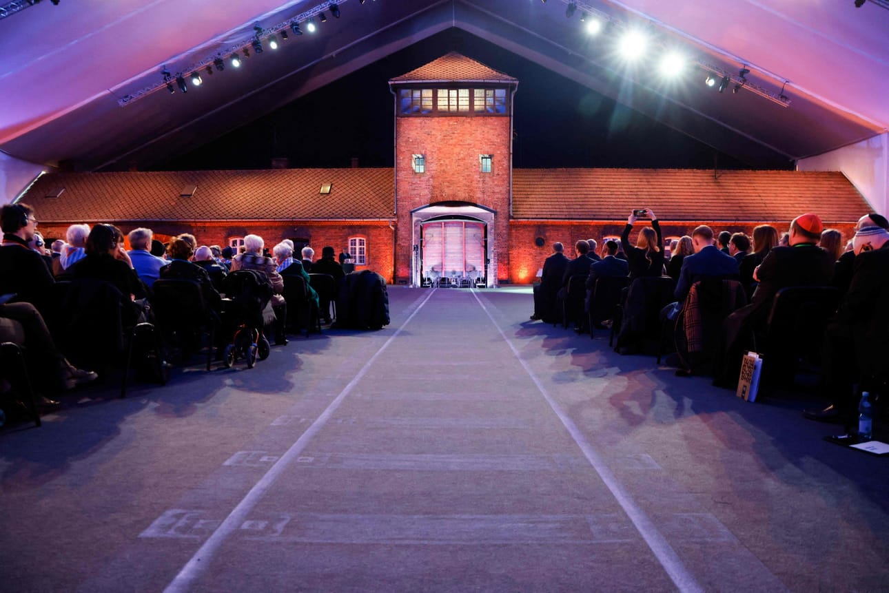 Muistotilaisuus pidetään Auschwitz-Birkenaun keskitysleirin pääportin tuntumassa. LEHTIKUVA / AFP