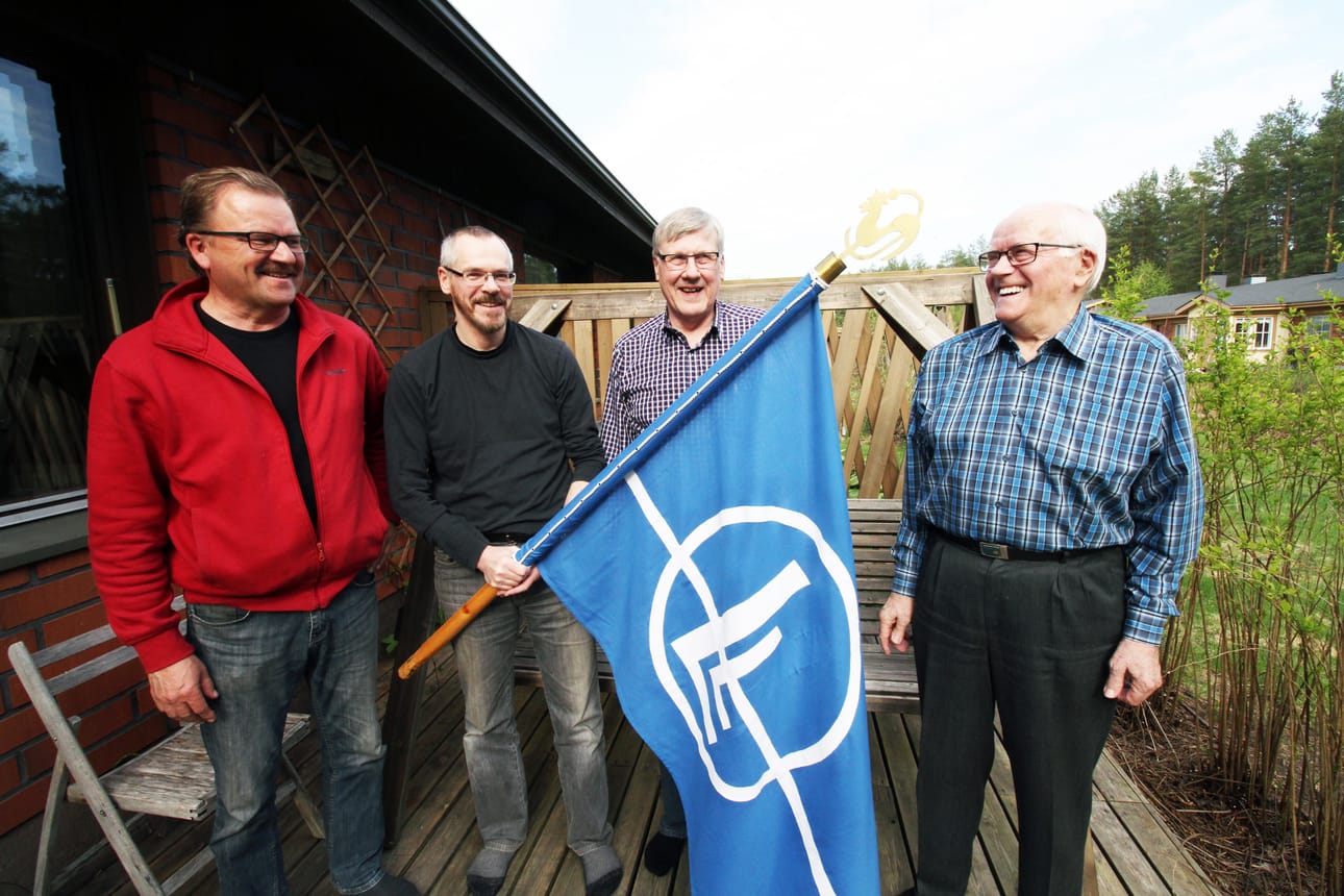 Lakeuden Laulumiehet juhlivat 50. toimintavuottaan. Vasemmalta kuoron taiteellinen johtaja Pentti Korkiakoski, sihteeri Jukka Pekka Palohuhta, puheenjohtaja Pekka Tasanto sekä pitkäaikainen kuorolainen ja hallituksen jäsen Sauli Hantula. Kuoron lipun on suunnitellut Matti Lampi.