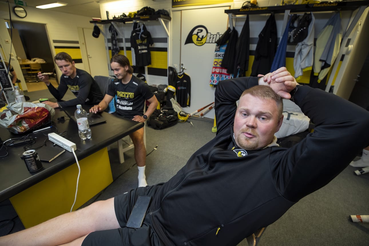 Taustalla näkyvä pukukoppi on toiminut raahelaisjoukkueen työskentelytilana neljä vuotta. Elokuussa 2022 kuvioita kopissa hioivat Simo Rahunen, Eetu Suni ja Perttu Westersund.