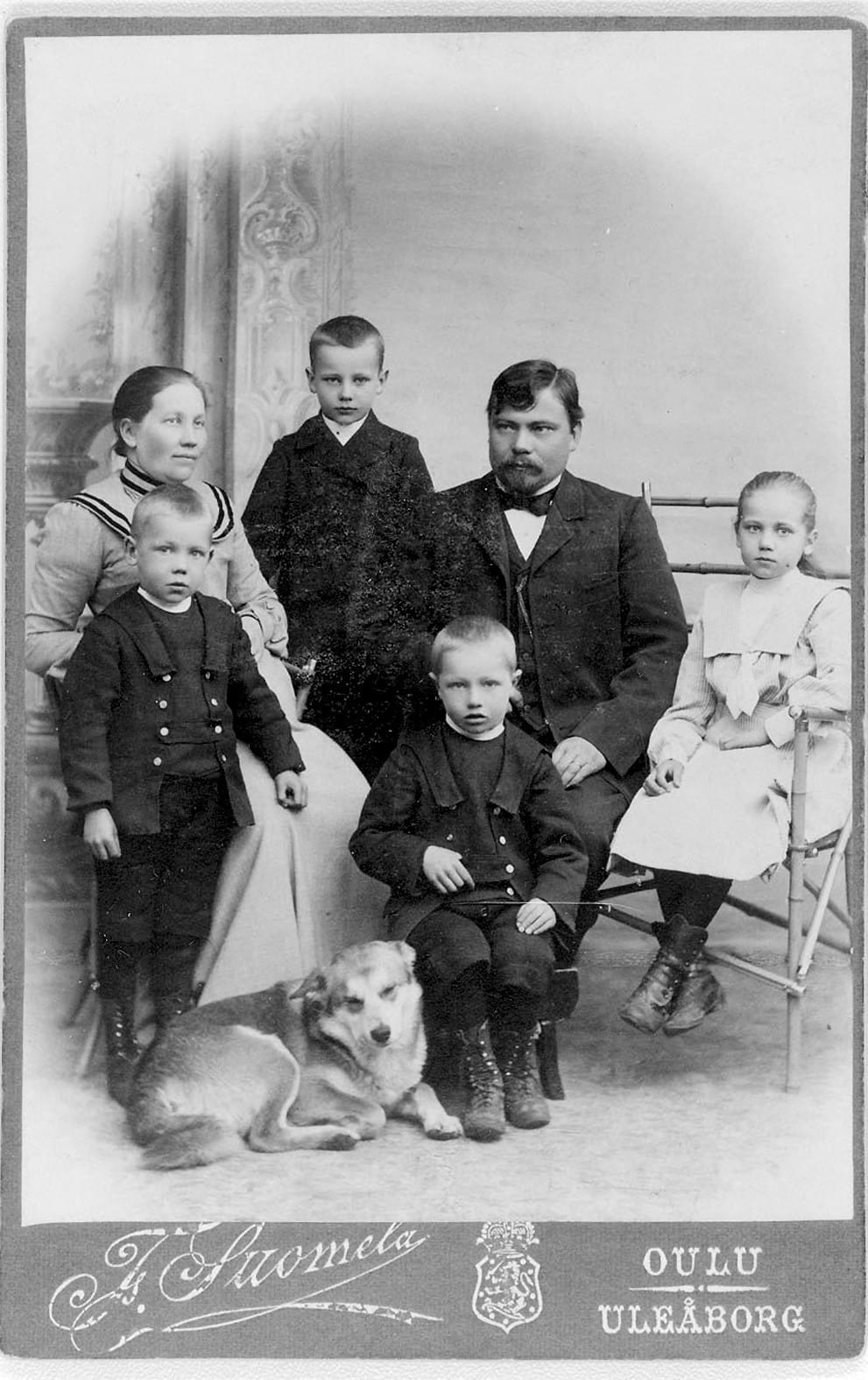 Raappanan perhepotretti oletettavasti vuodelta 1908. Juho Raappanan lisäksi kuvassa vaimo Maria ja lapset Erkki, Aaro, Mauno ja Helka.