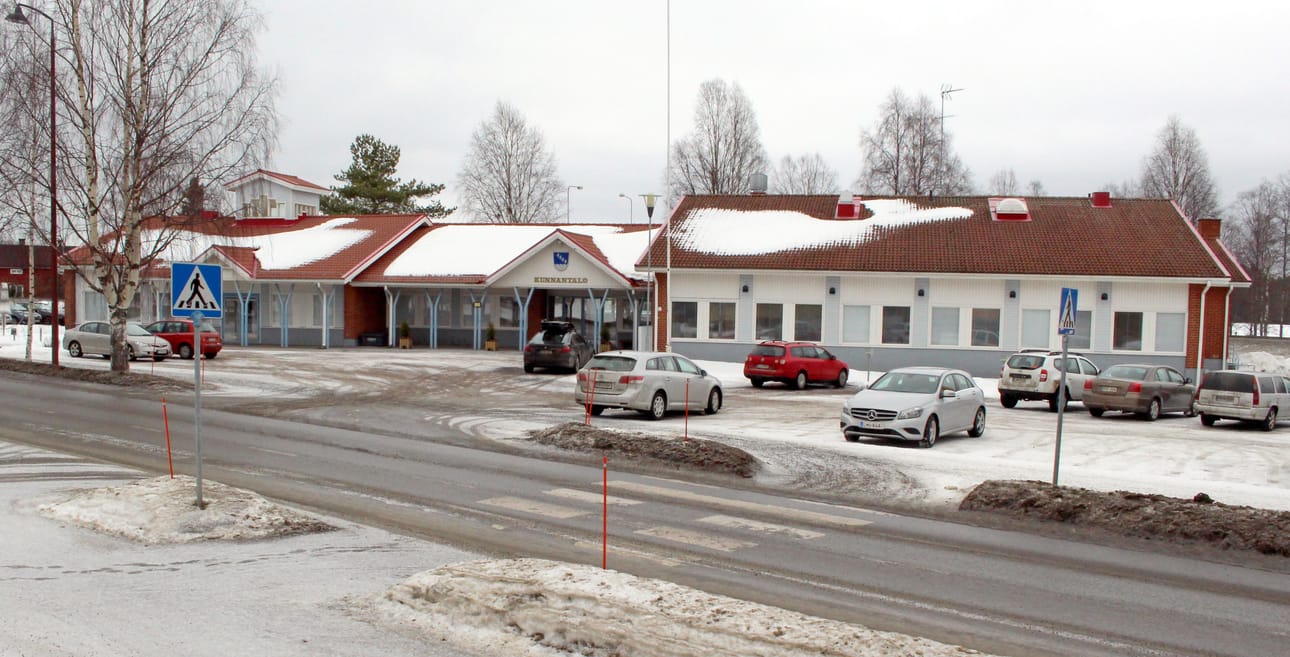 Siikalatvan kunnanvaltuustossa käytiin maanantaina värikäs keskustelu hallinnon keskittämisestä. Illan aikana heitettiin ajatus sekä ennallaan säilyttämisestä sekä uudelleenvalmistelusta, mutta lopullinen päätös oli se, että kunnanhallinto keskitetään Pulkkilan kunnanvirastolle.