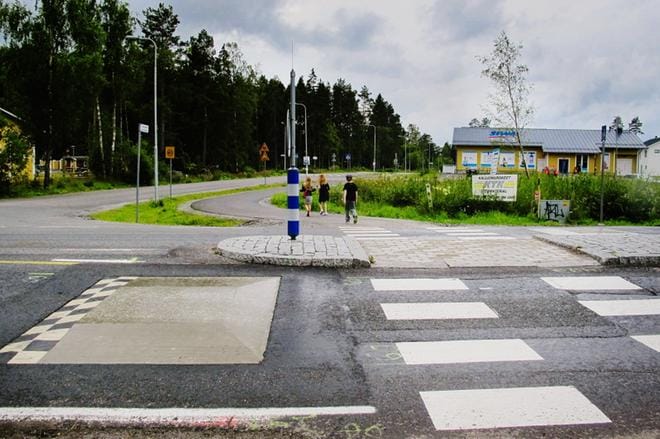 Liikenteessä on taas koulunsa aloittavia oppilaita, mutta Vaasan suojatiekulttuuri on huono. KUVA: LAURA POTINOJA