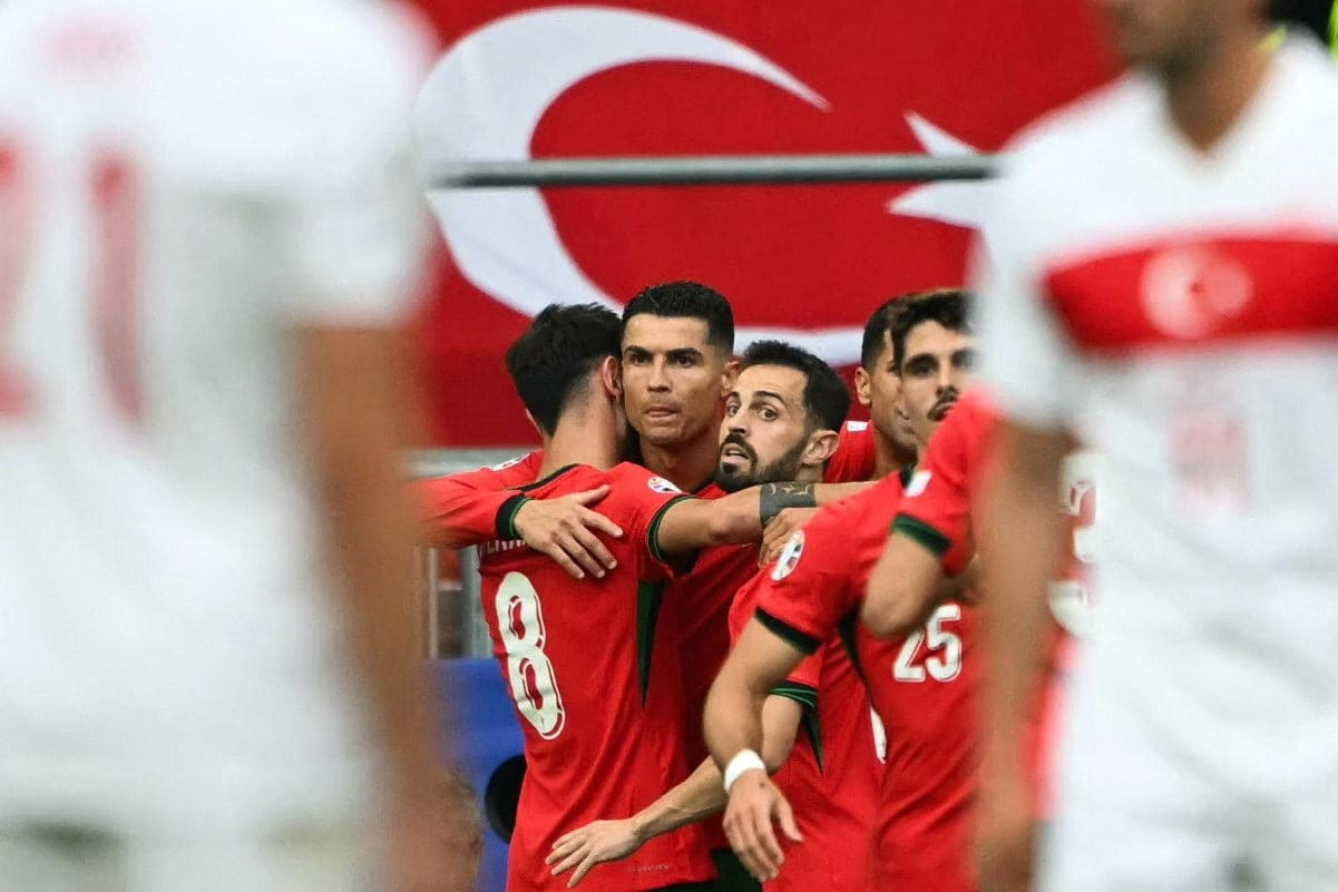 Bruno Fernandes ja Cristiano Ronaldo juhlivat muiden pelaajien kanssa Portugalin kolmatta maalia. LEHTIKUVA/AFP