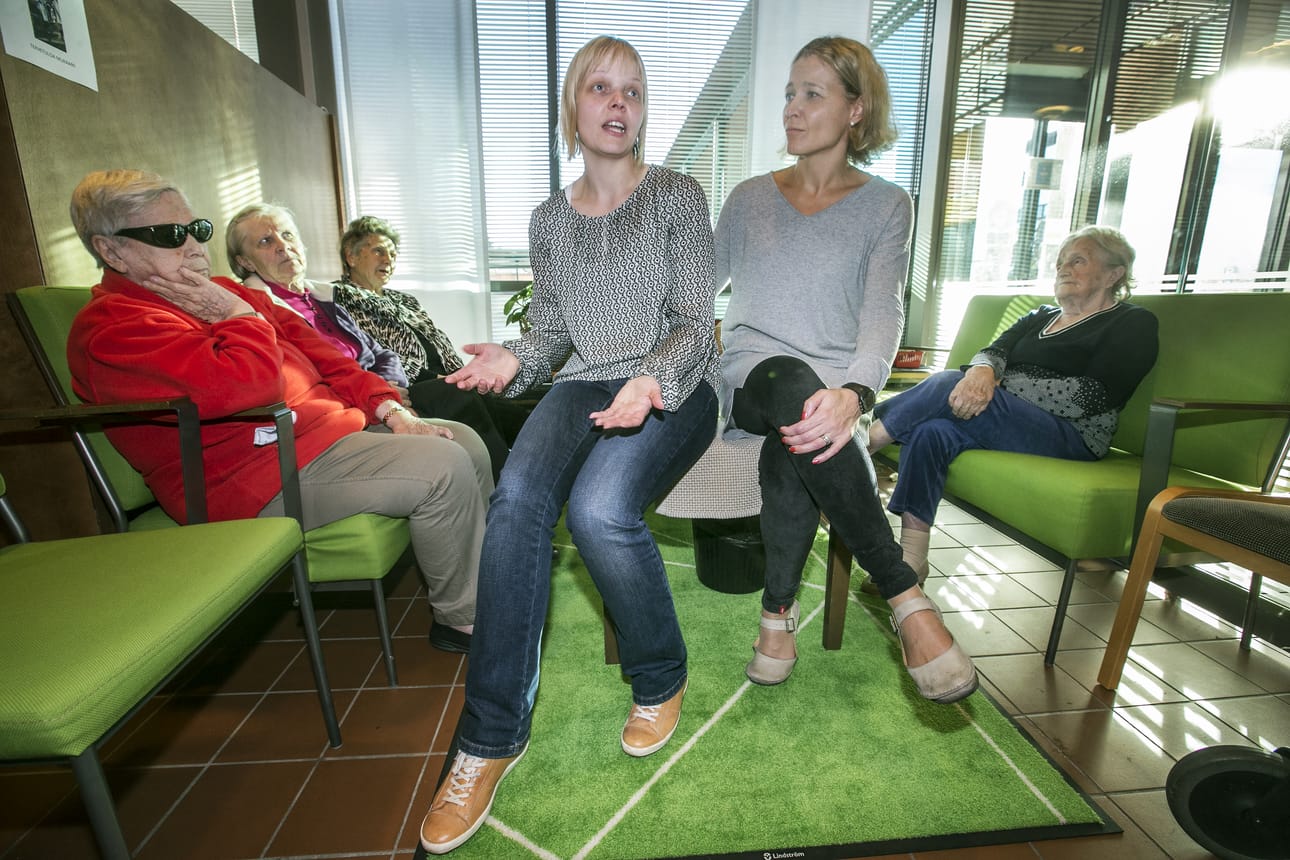 Caritaksen Kairos-kodin johtava ohjaaja Satu Höykinpuro (kesk.vas.) ja Caritaksen vanhuspalvelujohtaja Nina Hynninen sanovat avustavien henkilöiden tuovan lisäarvoa ikäihmisten arkeen.