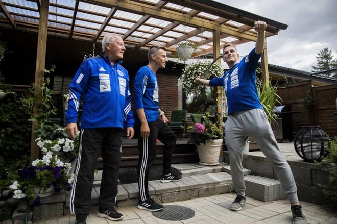 Hassien rivitaloasunnon varastosta löytyy edelleen puukeihäs, millä veljekset opettelivat takapihalla heittämään 2000-luvun alkuvuosina. Jaakko ja Lauri katsovat, kun Juuso hakee oikeaa heittoasentoa. Kuva: Jukka Ritola