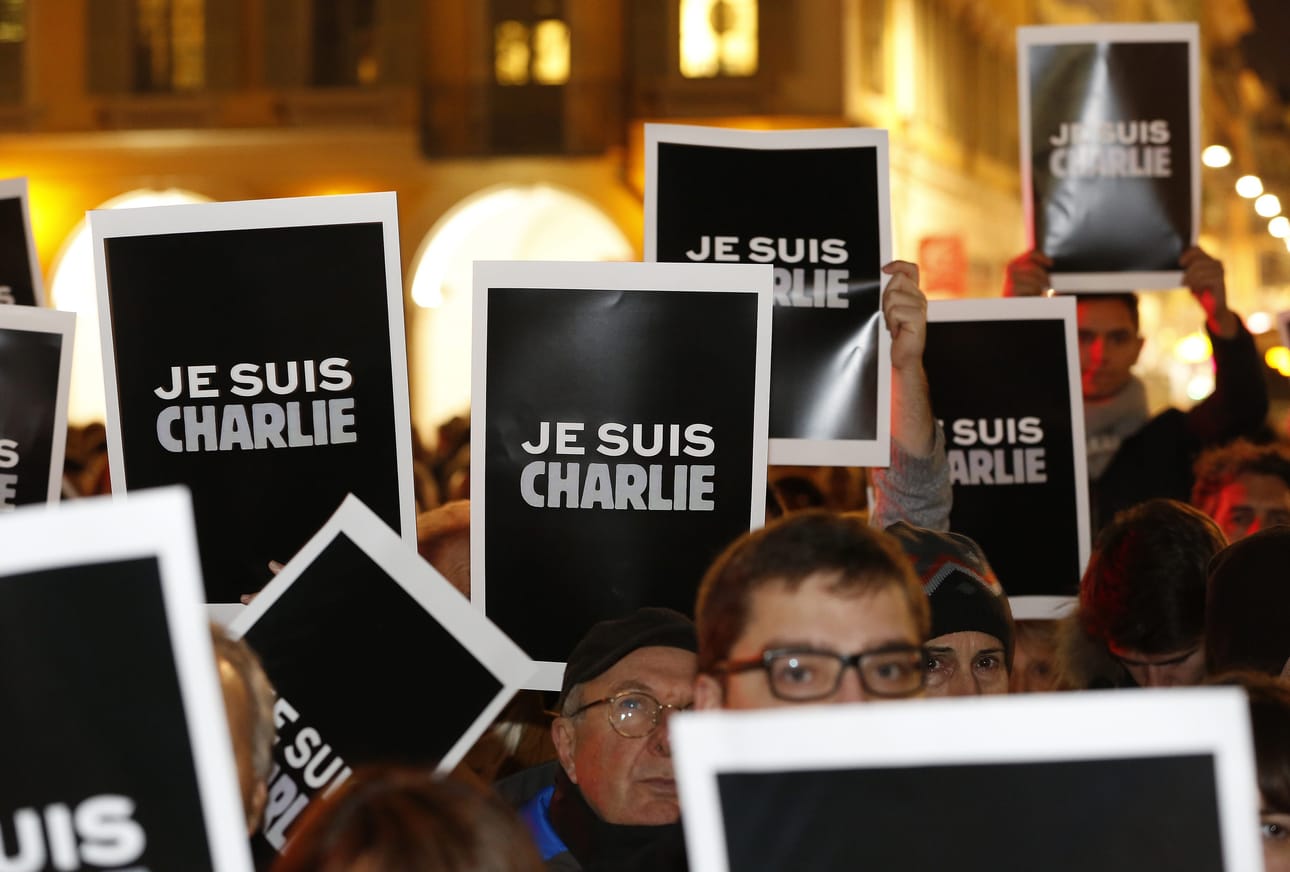 Mielenosoittajat ovat kantaneet Je suis Charlien-kylttejä osoittaakseen tyrmistystä Pariisin verilöylystä.