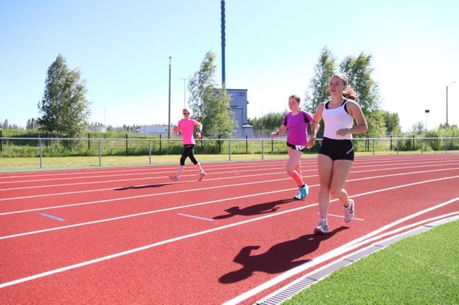 Järvenpäästä karnevaaleille tullut Laura Kankkunen (oik.) ja kauhavalainen Iida Salmela hioivat kävelytekniikkaansa Karoliina Kaasalaisen opastaessa taustalla. KUVA: AKSELI KANGAS