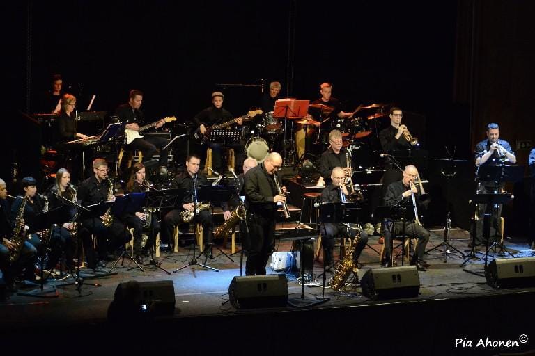 Wasa Groove Unit tulkitsee Paul Ankan Rock Swings -levyn konsertissaan
