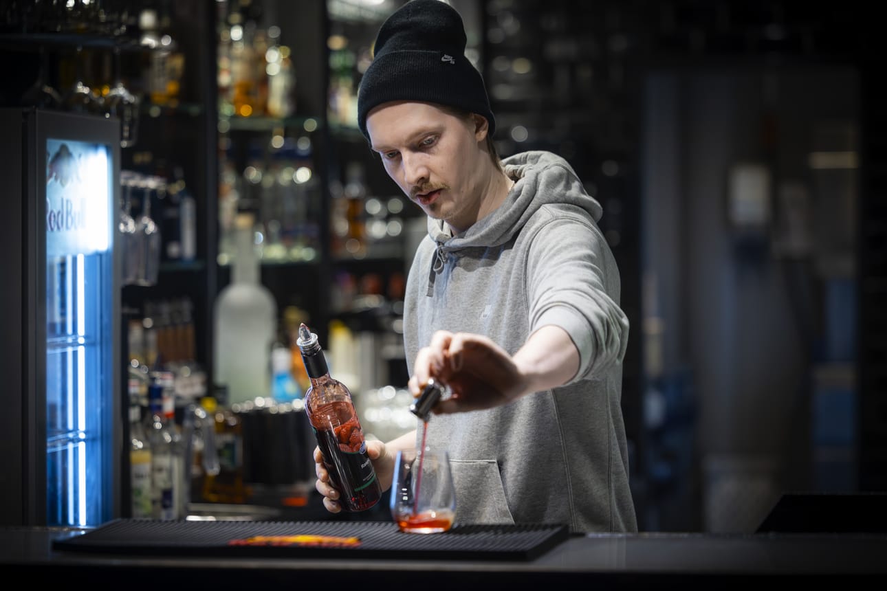 Alkoholittomia juomasekoituksia eli mocktaileja valmistettaessa erilaiset makusiirapit ovat ahkerassa käytössä. Fontanan ravintolapäällikkö Mitja Haavisto laittaa vadelmasiirappia lasiin.