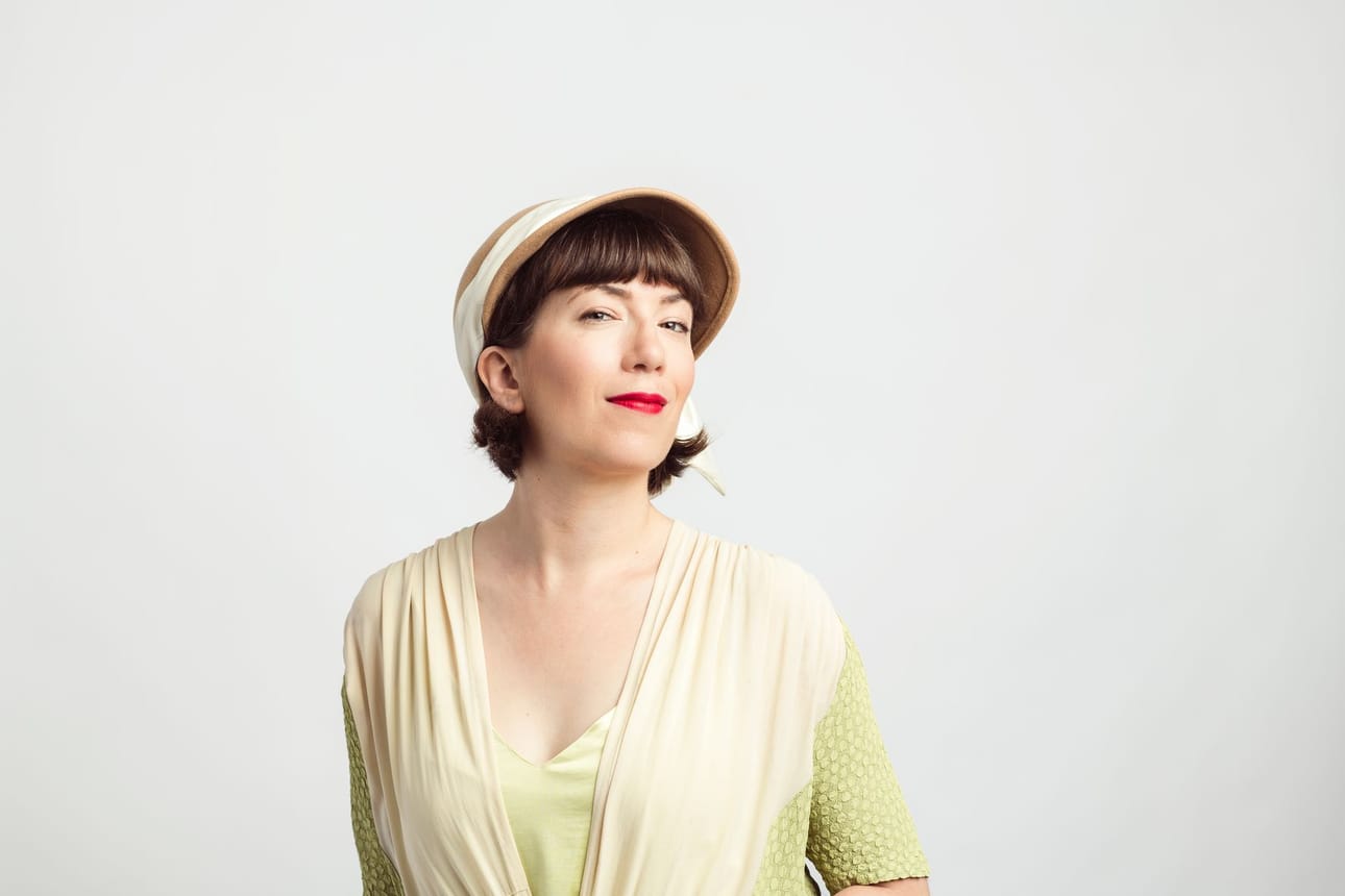 Sirkusnaisen arvoitus on toinen osa Laura Anderssonin Lili Loimola -sarjassa.