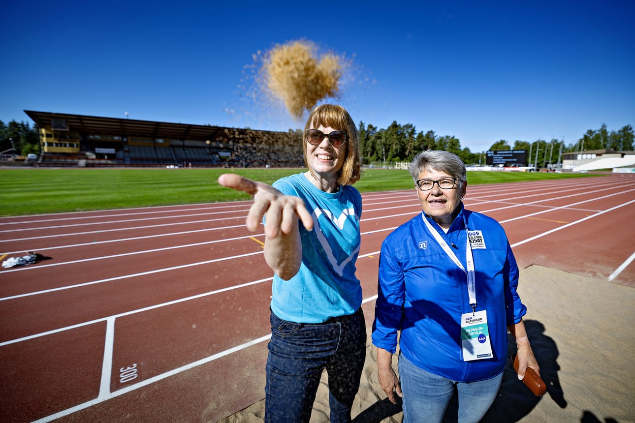 Anneli Lehto ja Inger Nabb virittäytyivät Kalevan kisojen henkeen Kaarlen kentän takasuoran hyppypaikalla. Kisat alkavat torstaina kävelyillä.