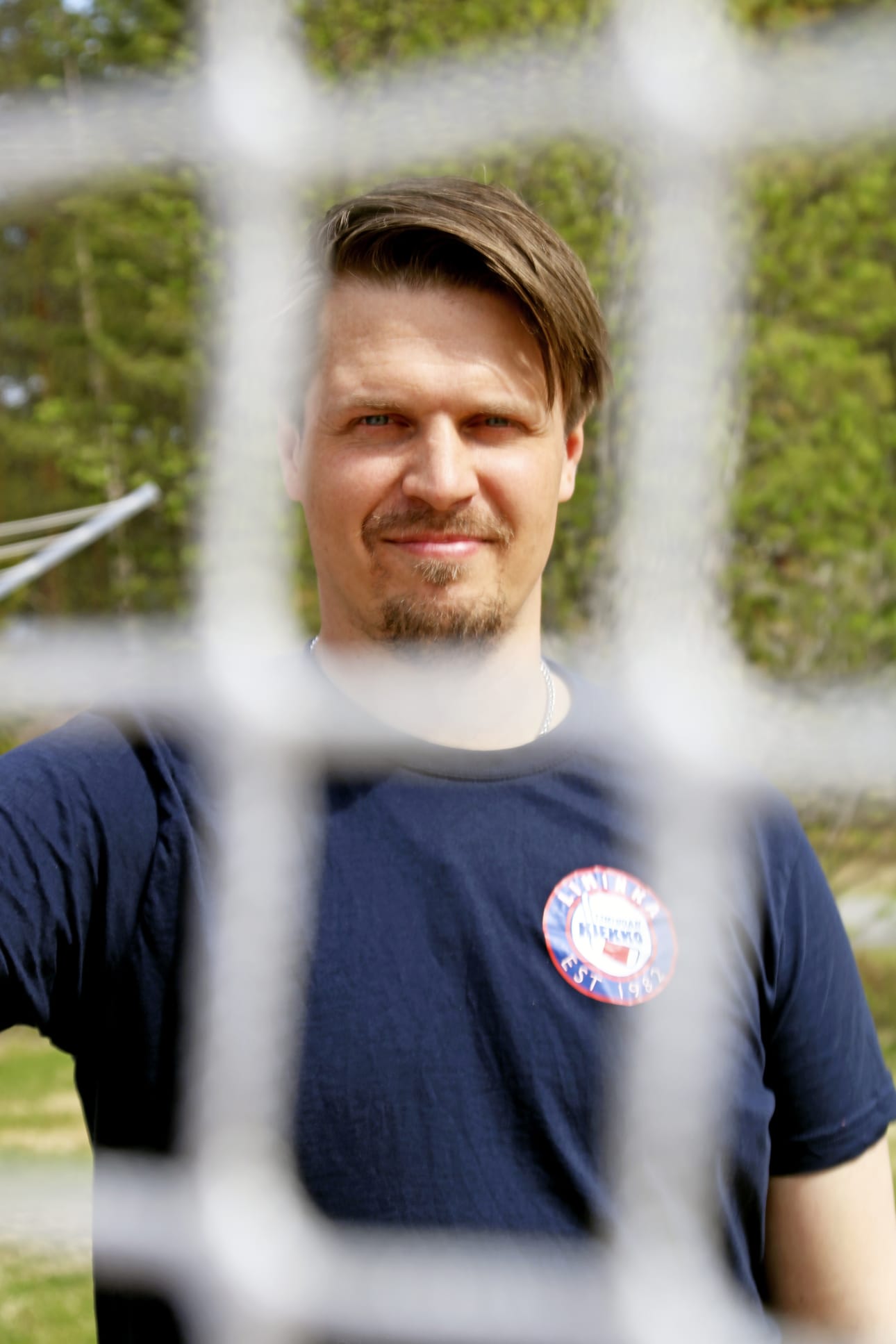 Jäälissä perheensä kanssa asuva Leif Allegren-Syrjä suoritti valmentajan ammattitutkinnon Lapin urheiluopistossa ja liikuntaneuvojan tutkinnon Virpiniemen liikuntaopistossa. Valmennustehtävissä hän on ollut Laser HT:ssä ja Oulun Seudun Salamoissa. Tulevan kauden hän valmentaa Kärpät U18 Teamia.