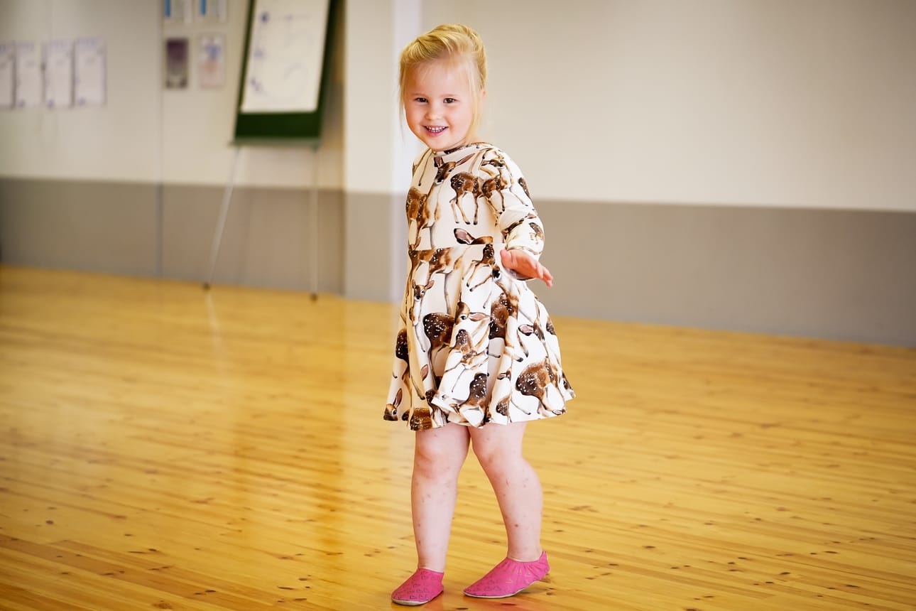 Amelia Hartikainen aloittaa tänä syksynä jo toisen vuoden muksutanssissa.