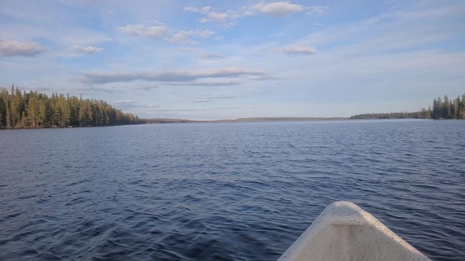 Ilpo Karjalainen souteli Kontioluomalla vuosi sitten. Nyt järville pääsee vielä monin paikoin hiihtämään.