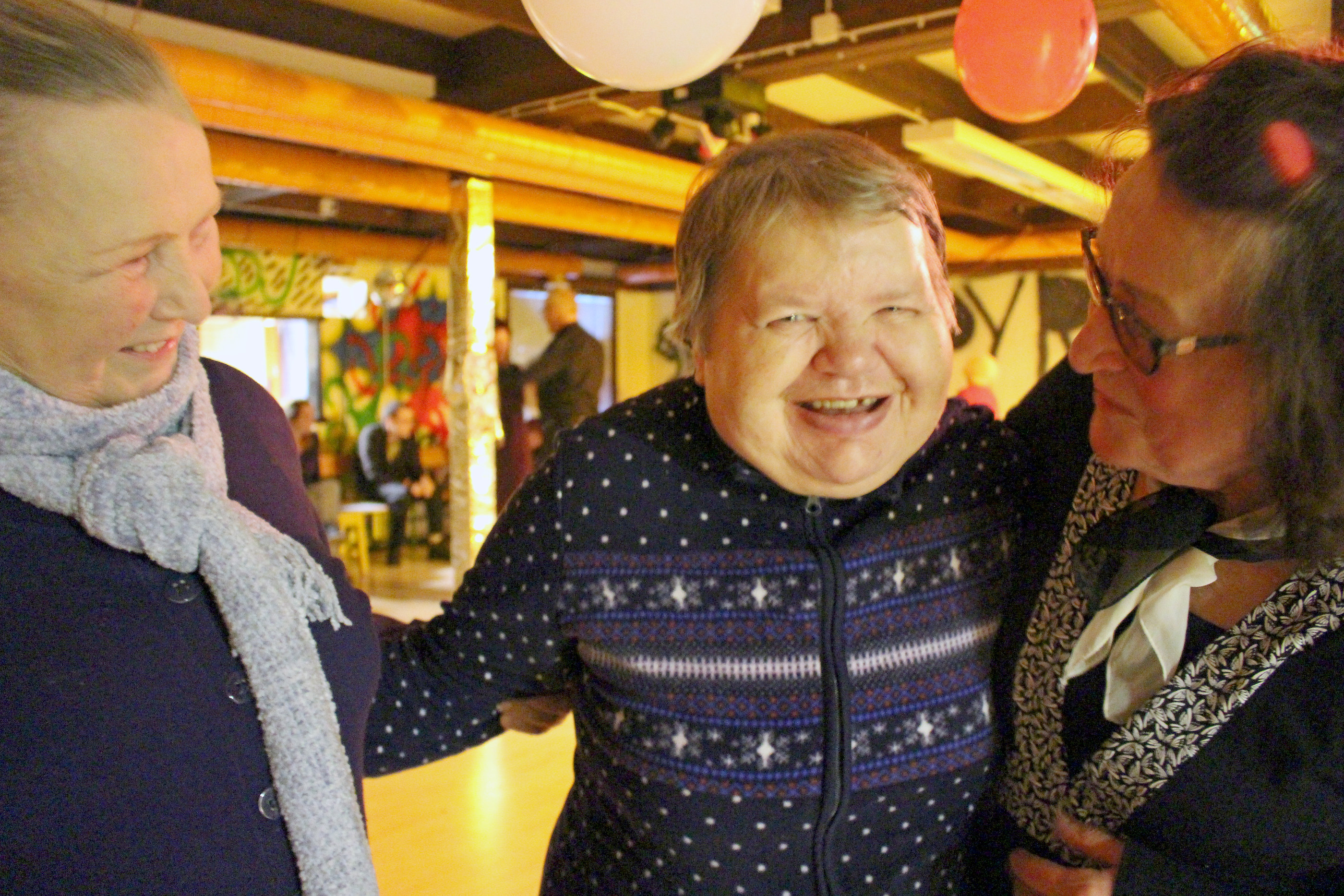 Kimppa-Kämppää pyörittävän Outi Laukkasen ja &rdquo;aputäti&rdquo; Helmi Saarikosken seurassa viihtynyt  Leena Lohvansuu totesi ystävän olevan yhtä kuin Outi, eli kiva.