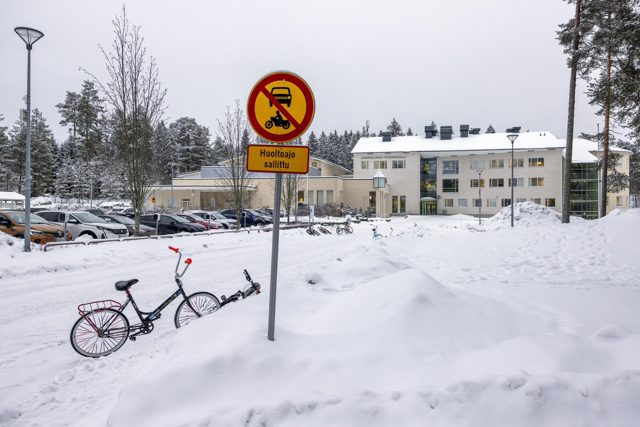 Jämsässä kouluiskua suunnitelleiden oppilaiden reput tarkastetaan nyt joka aamu