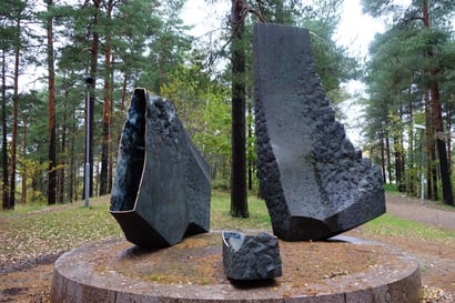 Miehet varastivat ja paloittelivat arvokkaat patsaat romumetalliksi, toinen tekijöistä kotoisin Oulun seudulta – "Tyhmän rikoksen ylistyslaulu"