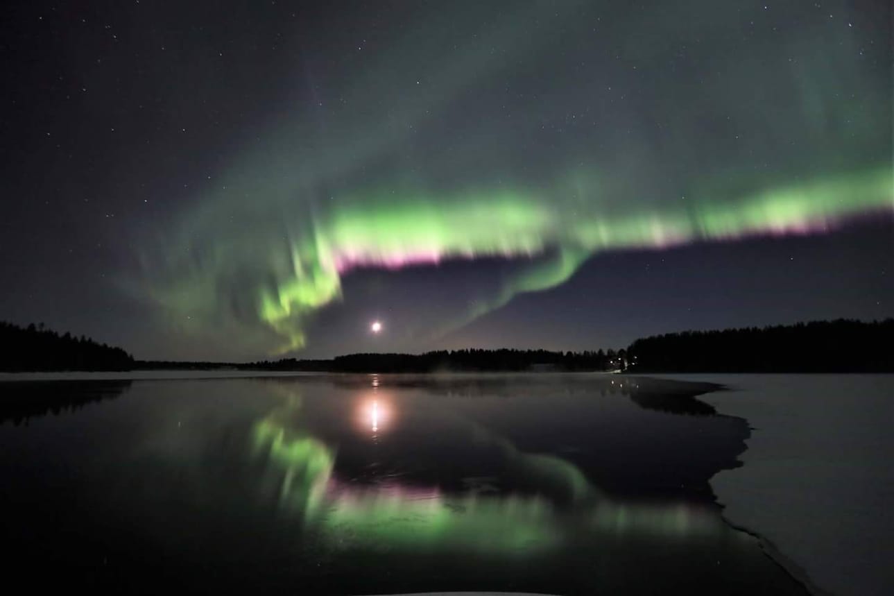 Revontulet ja kuu Oulujoella tallentuivat kuukauden kuvaan 23. maaliskuuta.