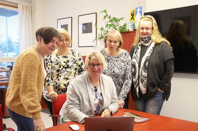 Työllisyystiimi eli Paula Lehtonen (vas.), Julia Taponen, Kirsti Pasto ja Tuulikki Ketola Makkonen oli koolla Ulla Koiviston johdolla. KUVA: EEVA-LIISA KULJU