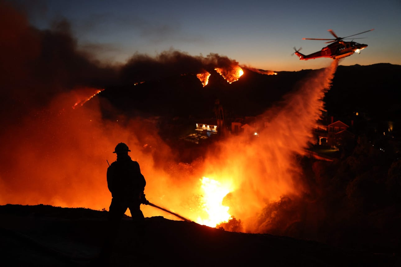 Maastopalot ovat levinneet laajalle Los Angelesissa Santa Monican kukkuloilla. LEHTIKUVA/AFP