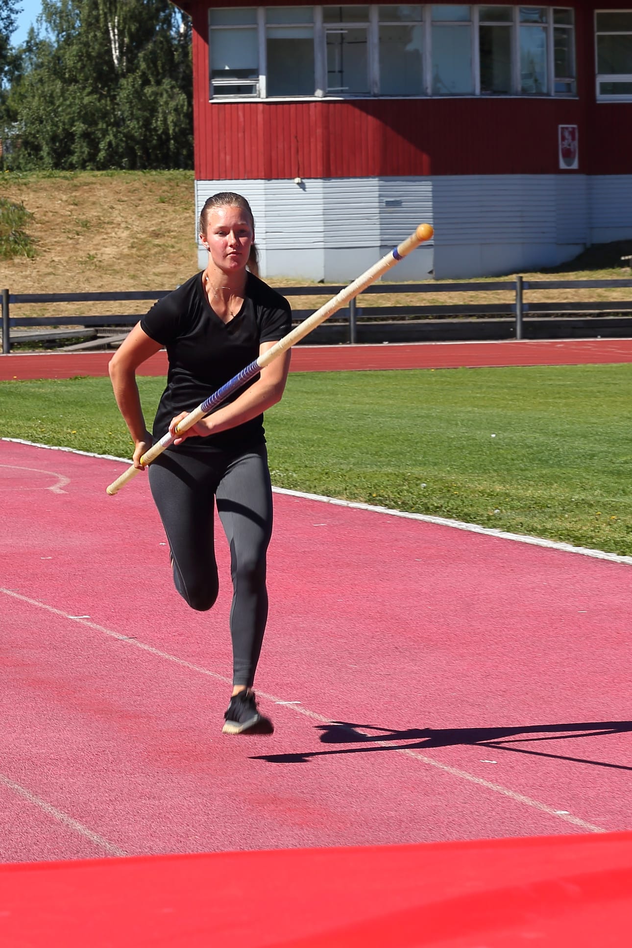 Emilia Tuomaala ei tavoittele kuuta taivaalta, mutta oma ennätys olisi kiva rikkoa Kalevan kisoissa.
