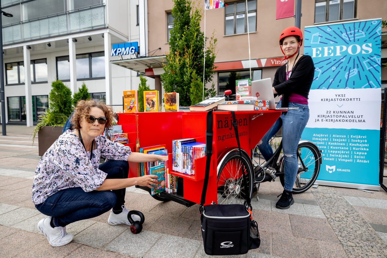 Elina Hokkanen ja Tytti Koivumäki piipahtivat Jopparin kanssa Seinäjoen torilla torstaina.