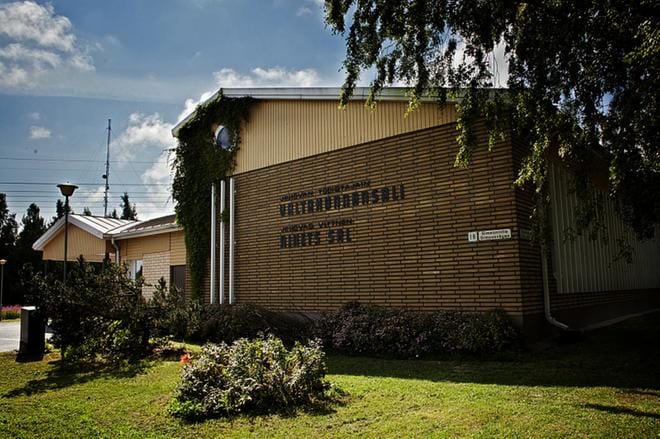 Maalahden seurakunnan jäsenet pitävät jo osan kokouksistaan Vaasassa, missä Jehovan todistajilla on kaksi valtakunnansaliksi kutsuttua kokouspaikkaa. Toinen valtakunnansali sijaitsee Simeonintiellä. Kuva: Timo Annanpalo