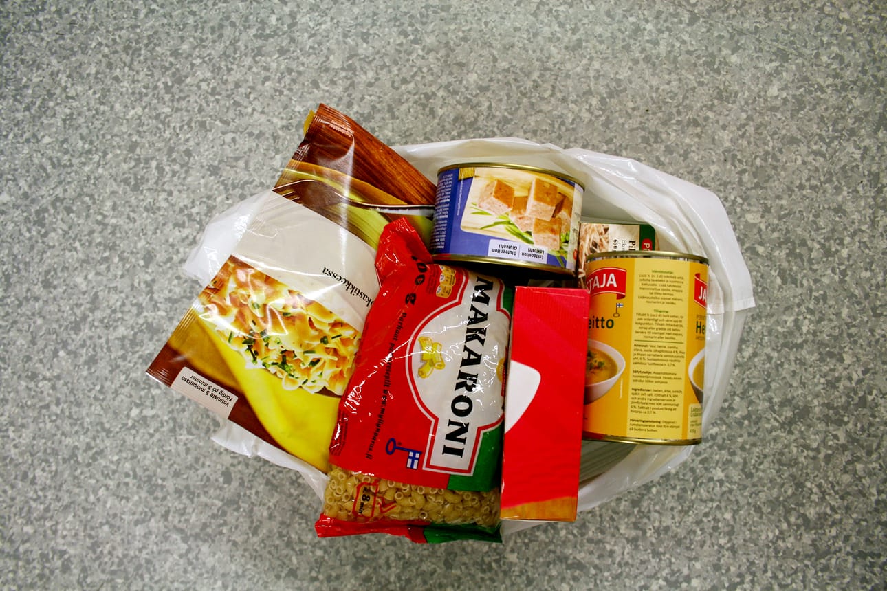 Seurakunnan maksukortilla voi ostaa ruokakaupasta perustarvikkeita 40 eurolla.