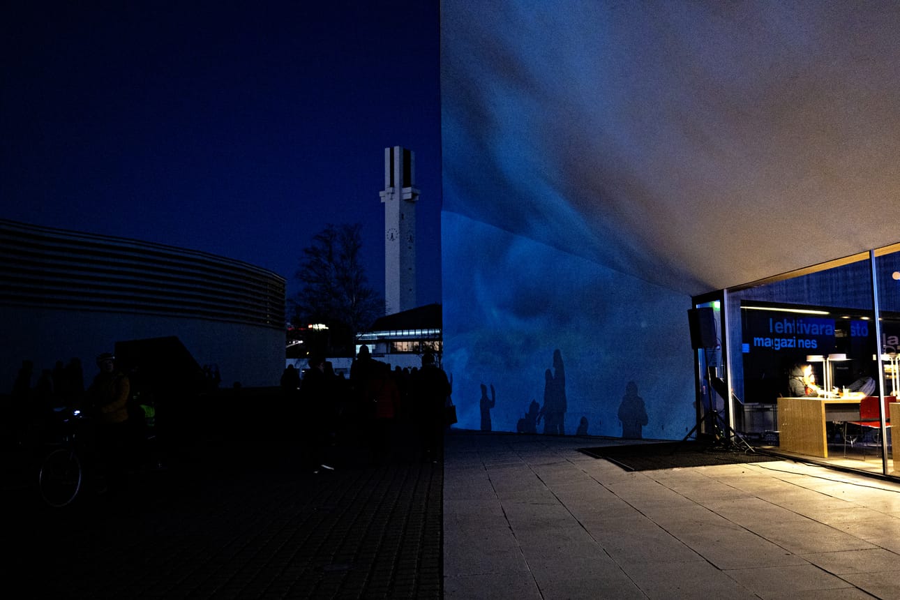 Syysillan pimeys ja valkoiset seinäpinnat tarjoavat pohjan valotaiteelle.