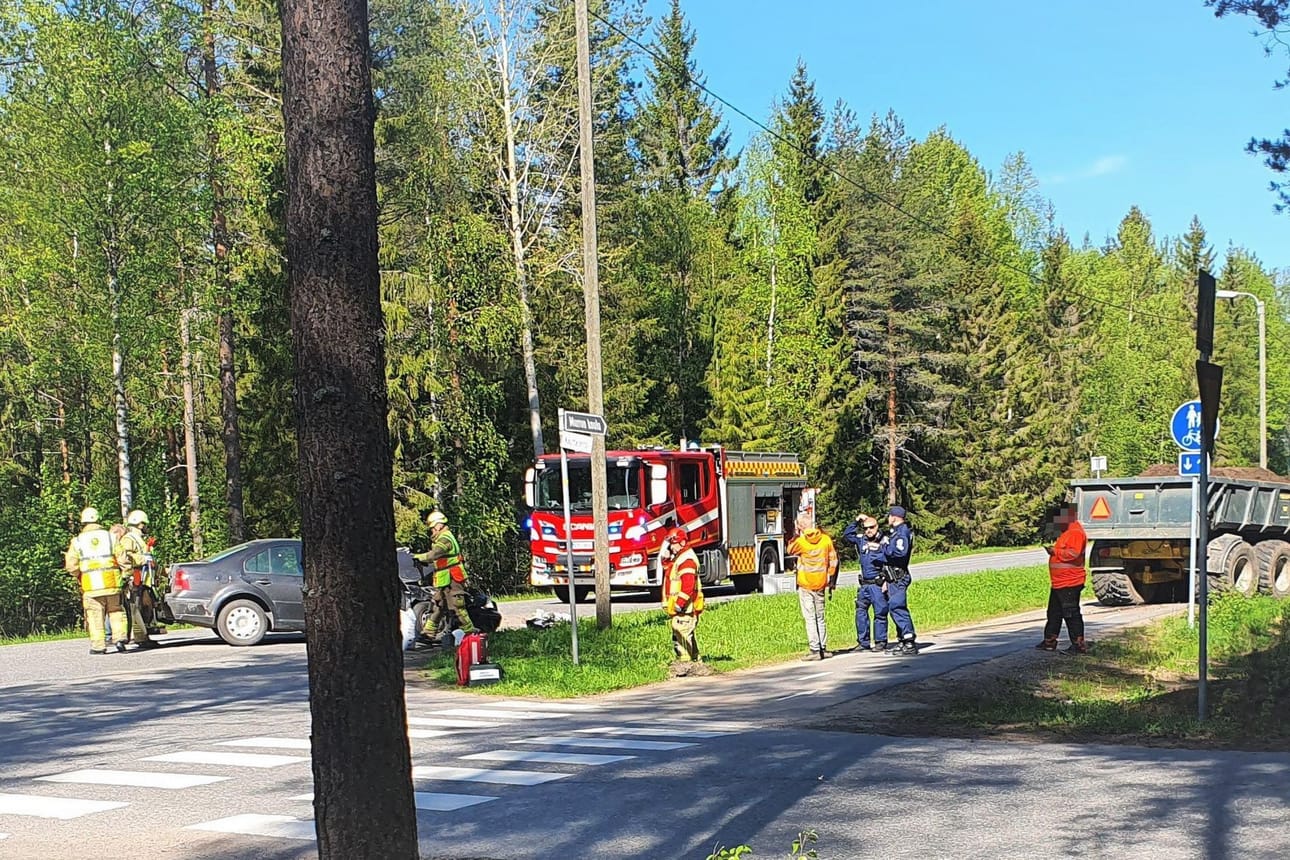 Kolarissa olivat osallisina henkilöauto ja traktori.