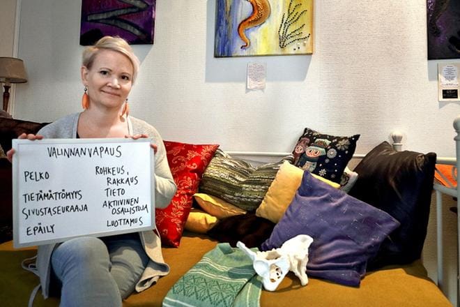 Heli Rämäkkö kirjasi ylös, millaiset vastakohdat kohtaavat synnytyksessä. Rämäkkö korostaa äidin olevan synnytyksessä aktiivinen osallistuja, jolla on tietoa, rohkeutta ja luottamusta siihen, että hallitsee synnytyksen hyvin. KUVA: HEIKKI HAKANEN