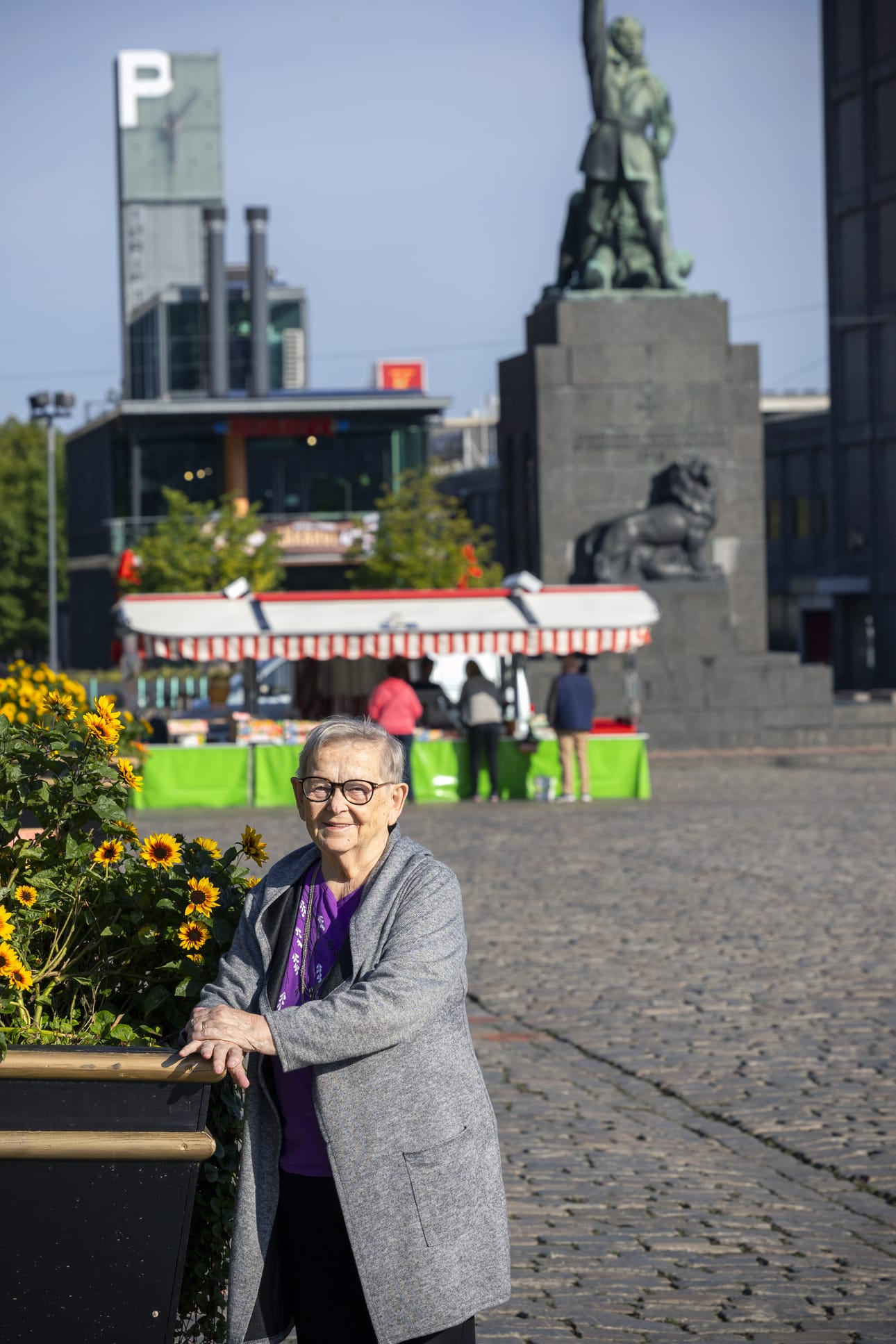 Kahvilansa Maippi Wolff sulki 2008, mutta tuttu näky hän on Vaasan torilla yhä.