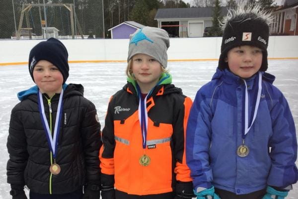 Ensimmäisen luokan poikien sarjan kolmen kärki: 3) Kaapo Broo, 1) Mikael Rantamäki ja 2) Aaro Kaappola Voltin koulusta. KUVA: IRMELI LAHTI