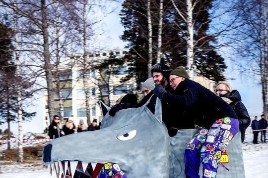 Ainejärjestö Arten susikelkka keräsi katseita. Kelkanrakentajina kunnostautuivat Åbo Akademin käsityöopiskelijat.