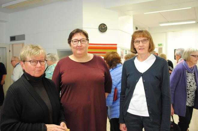 Pääemäntä Sirkka-Liisa Halla-aho (keskellä) kertoi monien vapaaehtoisten olleen mukana Olohuonetta valmistelemassa. Heistä hänen kanssaan kuvassa Eila Mäkinen (vas.) ja Irma Savisaari. KUVA: EEVA-LIISA KULJU