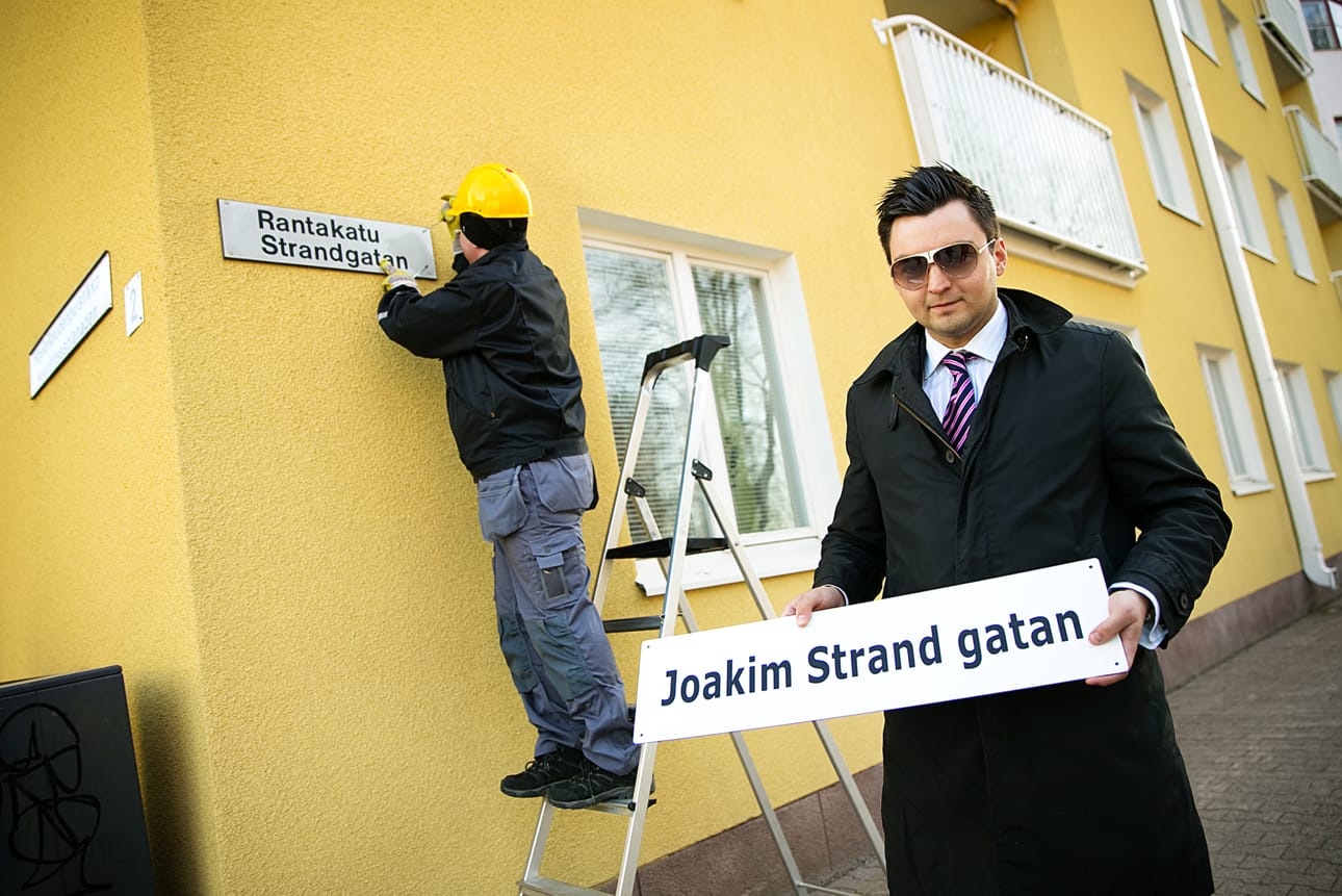 Pohjalainen 1.4.2014: Vaasan kaupunki säästää myymällä katujen nimeämisoikeuksia eniten tarjoavalle. Rantakadun kyltit vaihdettiin, kun kaupunginvaltuuston puheenjohtaja Joakim Strand (r.) osti kadun nimen itselleen.