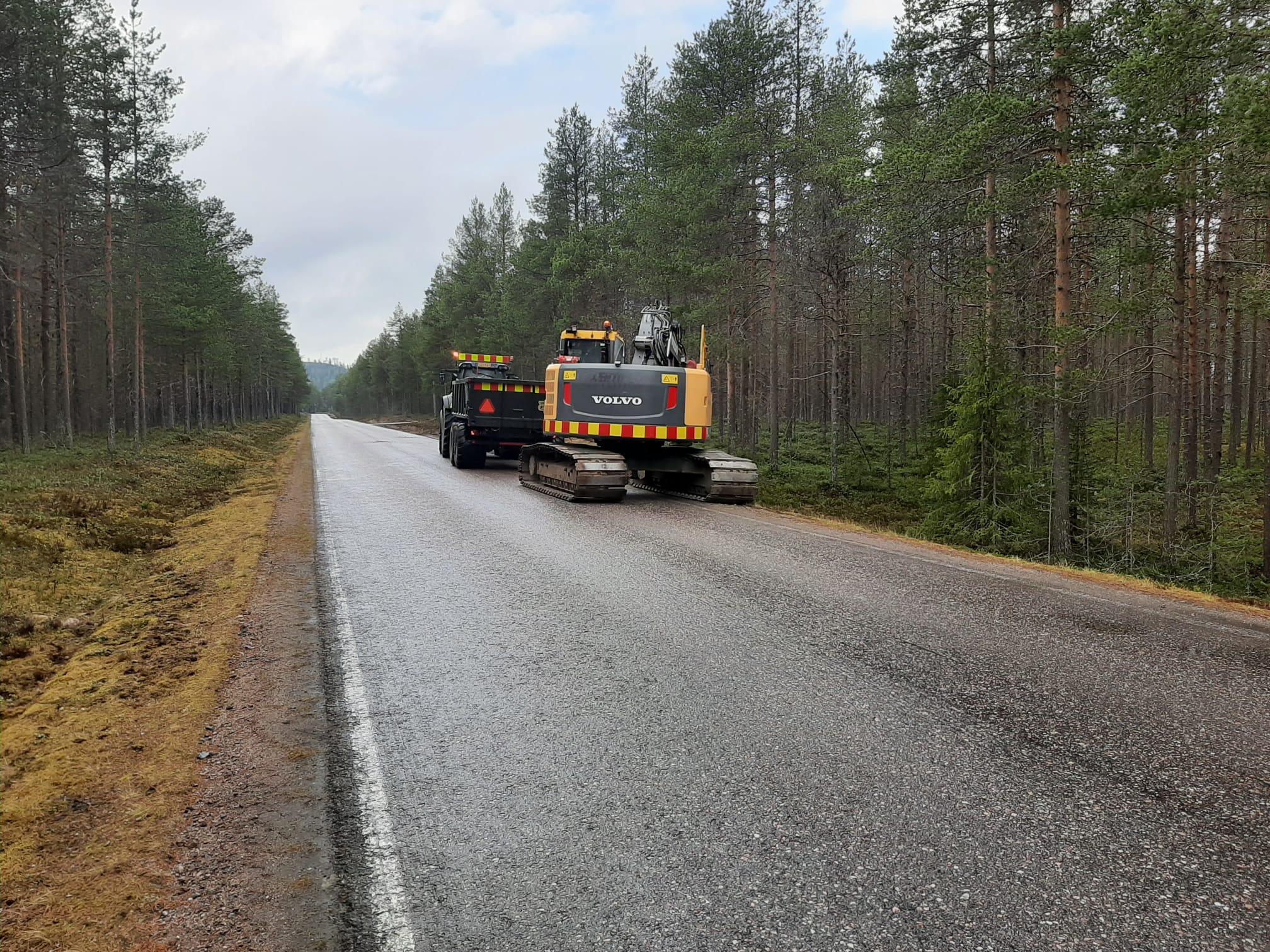 Teiden kunnossapito vilkkaimmillaan – Näillä teillä Kuusamossa tehdään nyt töitä