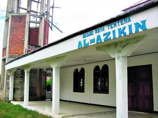 Rinnakkaiselo ei suju. Tentenan Suuri moskeija on autio. Muslimit pakenivat kaupungista vuonna 2000.