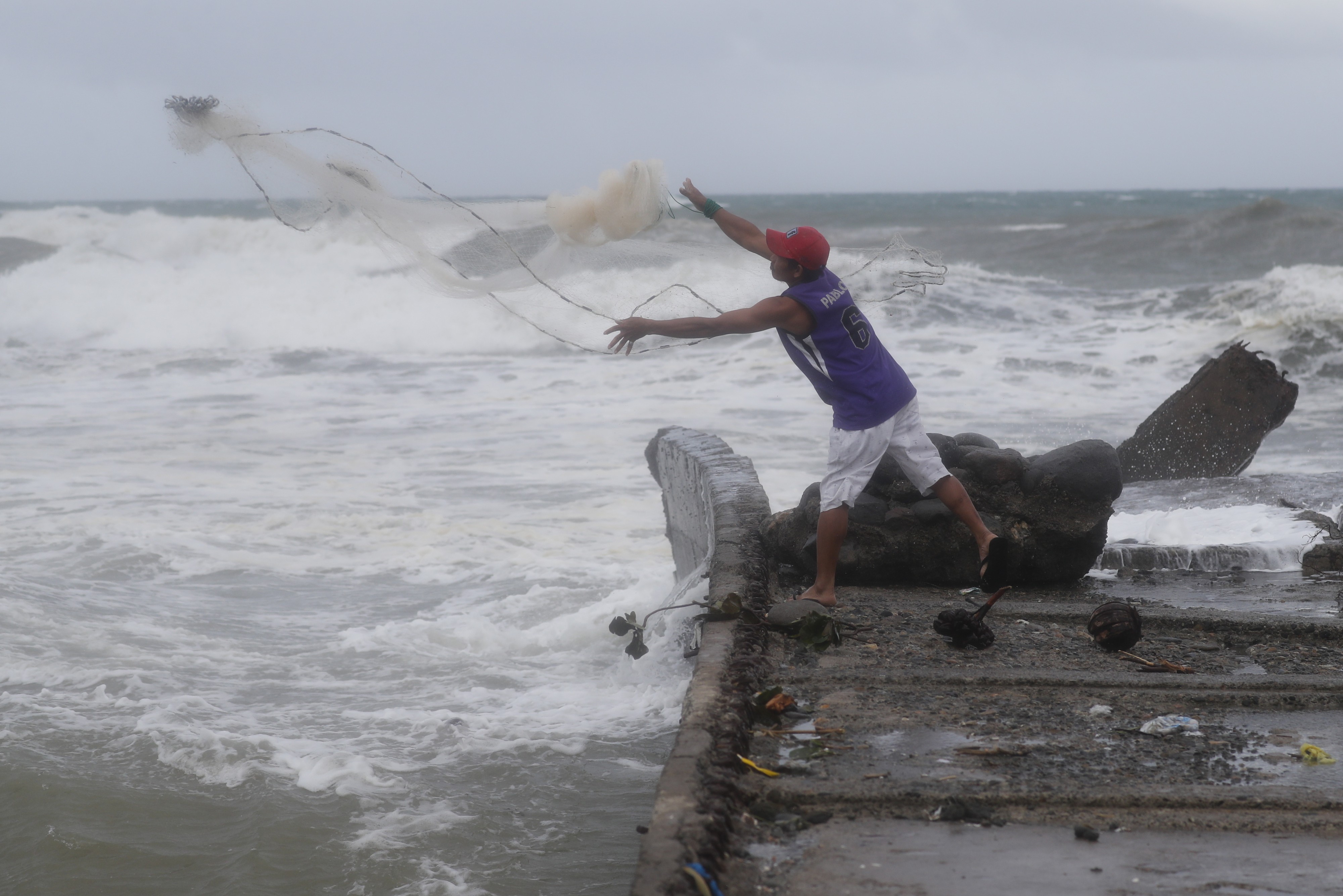 epa07018725 A Filipino fishermen fishes near the shoreline in the town of Aparri, Cagayan province, Philippines, 14 September 2018. Typhoon Mangkhut, ranked as the most powerful of the year to enter the Philippines braces for the arrival of the storm that is expected to hit the northern island of Luzon. The category 5 typhoon, Mangkhut, named Ompong in the Philippines, is moving with sustained winds of 205 km per hour (127 mph) and gusts of 255 km per hour off the eastern coast of Luzon, according to the Philippine meteorological service Philippine Atmospheric, Geophysical and Astronomical Services Administration (PAGASA).  EPA/FRANCIS R. MALASIG
 BY: ALL OVER PRESS / EPA-PHOTO CODE: EPAXX8
