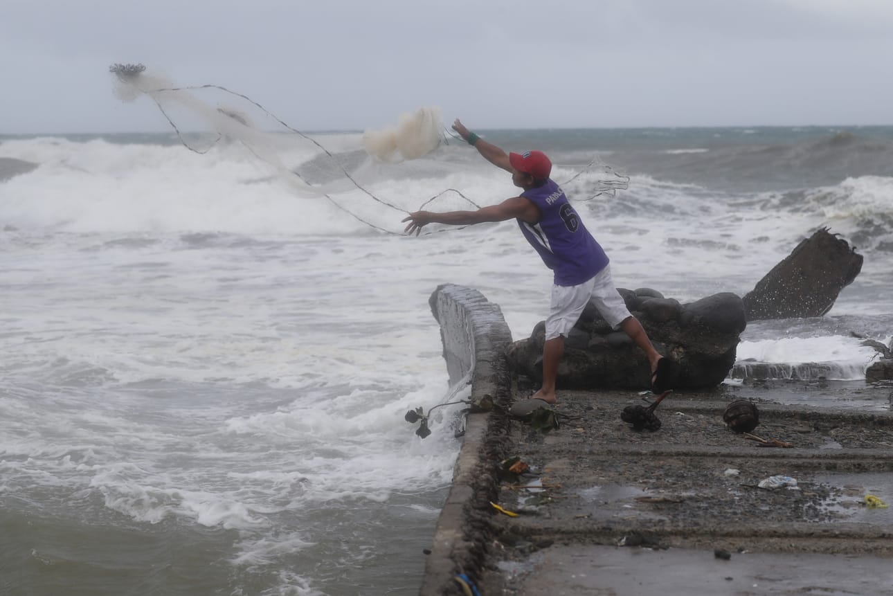 epa07018725 A Filipino fishermen fishes near the shoreline in the town of Aparri, Cagayan province, Philippines, 14 September 2018. Typhoon Mangkhut, ranked as the most powerful of the year to enter the Philippines braces for the arrival of the storm that is expected to hit the northern island of Luzon. The category 5 typhoon, Mangkhut, named Ompong in the Philippines, is moving with sustained winds of 205 km per hour (127 mph) and gusts of 255 km per hour off the eastern coast of Luzon, according to the Philippine meteorological service Philippine Atmospheric, Geophysical and Astronomical Services Administration (PAGASA). EPA/FRANCIS R. MALASIG BY: ALL OVER PRESS / EPA-PHOTO CODE: EPAXX8
