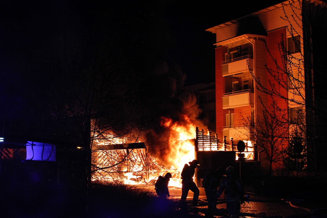 Palo oli vakava, sillä se uhkasi levitä viereiseen nelikerroksiseen kerrostaloon sekä toiseen autokatokseen.