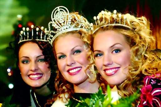 Kristiinankuapungista kotoisin oleva Anna strömberg valittiin sunnuntain finaalissa Miss Suomeksi 2003. Vasemmalla toinen perintöprinsessa perniöläinen Suvi Hartlin ja oikealla ensimmäinen perintöprinsessa Piritta Hannula, Porista.